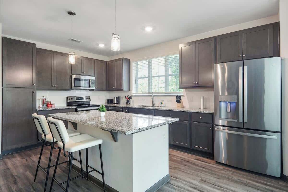 Kylskåp, mikrovågsugn, spishäll och kaffe- och tebryggare