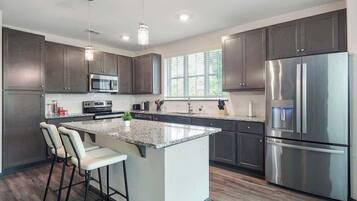 Kylskåp, mikrovågsugn, spishäll och kaffe- och tebryggare