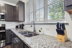 Kühlschrank, Mikrowelle, Herdplatte, Wasserkocher mit Kaffee-/Teezubehör