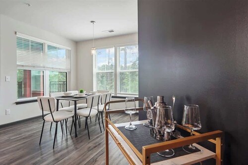 3BR | King Bed | Balcony | North Raleigh