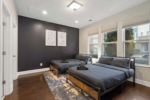 3 habitaciones, tabla de planchar con plancha, cuna de viaje y wifi 