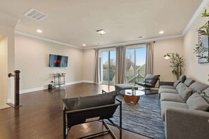 Televisión y oficina 