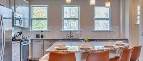 Réfrigérateur, four à micro-ondes, un four, surface de cuisson