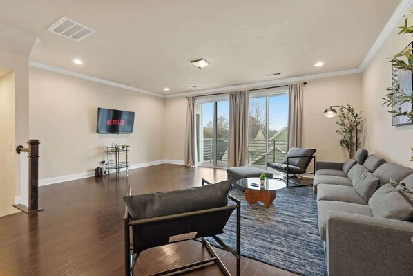 TV, offices - Luxe 3BR Townhousein Uptown Charlotte! (Charlotte)