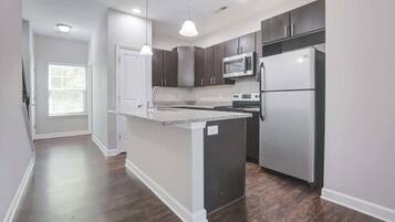 冷蔵庫、電子レンジ、オーブン、コンロ