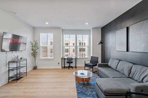 TV, offices - Luxe King 4BR Townhouse  Mins to Dwtn CLT! (Charlotte)