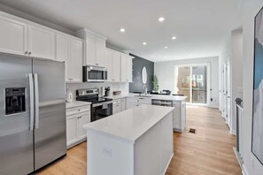 Fridge, microwave, oven, stovetop - Luxe King 4BR Townhouse  Mins to Dwtn CLT! (Charlotte)