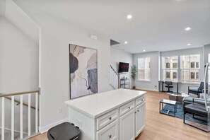 Interior - Luxe 4BR Townhouse In Uptown Charlotte! (Charlotte)