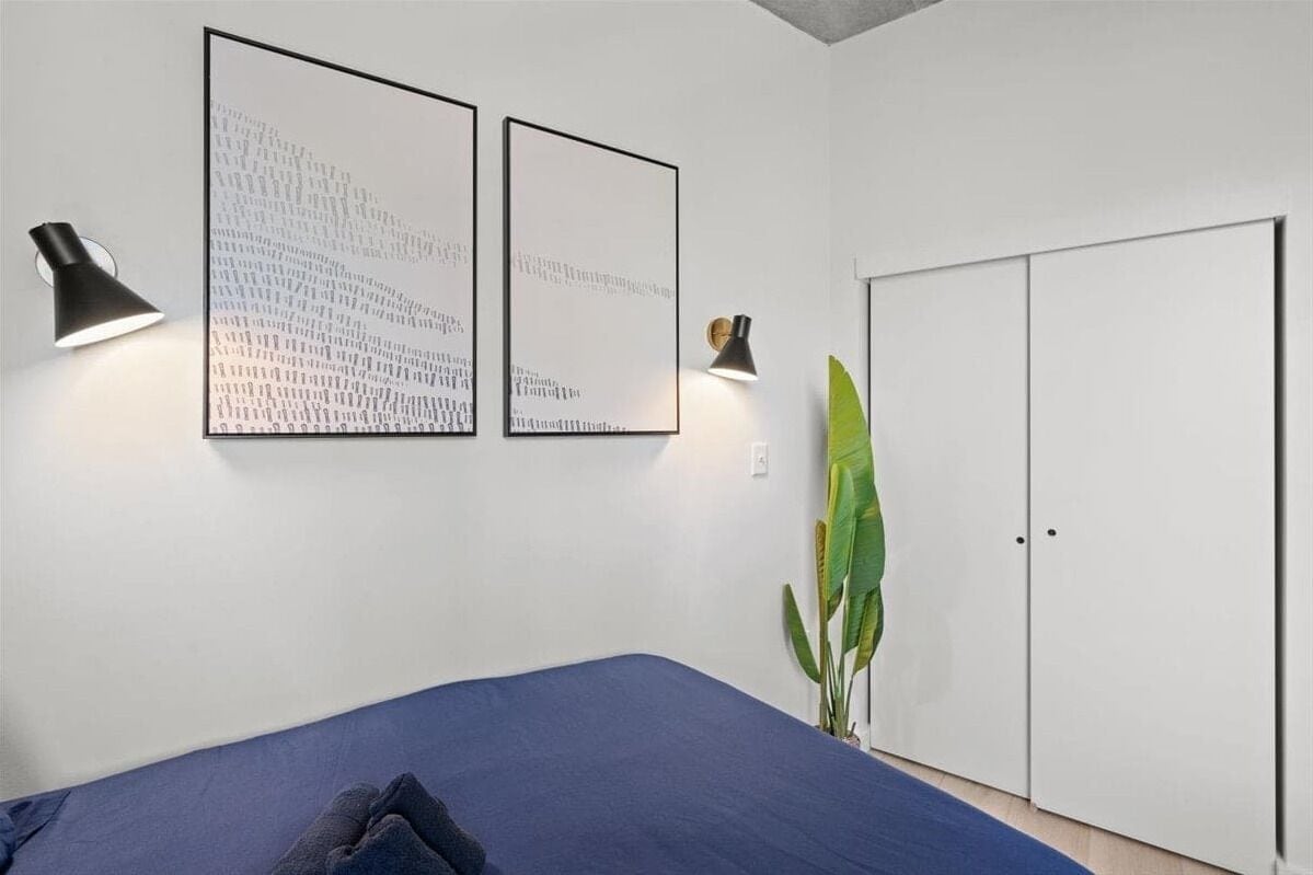 2 habitaciones, tabla de planchar con plancha, cuna de viaje y wifi 