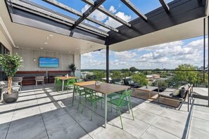 Outdoor dining - Luxe King 2BR Suite in South Charlotte! (Charlotte)