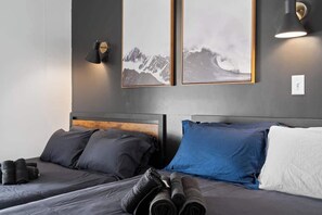 2 bedrooms, iron/ironing board, travel cot, WiFi - Luxe King 2BR Suite in South Charlotte! (Charlotte)