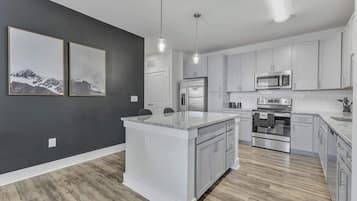 Refrigerador, microondas, horno y parrilla de estufa