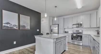 Luxe King 3BR Suite Mins to Downtown Durham!