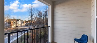 Luxe King 3BR Suite to Downtown Durham!