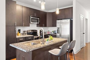 Fridge, oven, stovetop, dishwasher