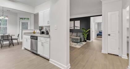 Upscale King 2BR Suite Mins to Downtown Raleigh!