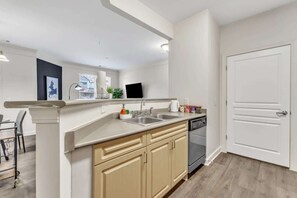 Batterie de cuisine, vaisselle et ustensiles