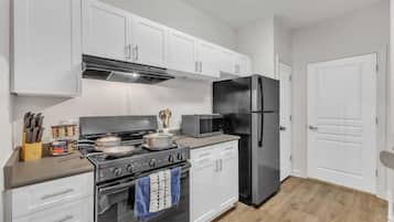 Geladeira, micro-ondas, fogão, cooktop