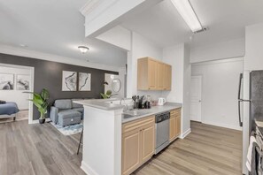 Réfrigérateur, micro-ondes, four, plaque de cuisson