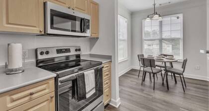 Upscale King 4BR Suite Mins to Downtown Raleigh!