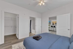 2 habitaciones, tabla de planchar con plancha, cuna de viaje y wifi