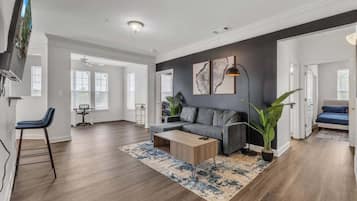 Een televisie en een kantoor