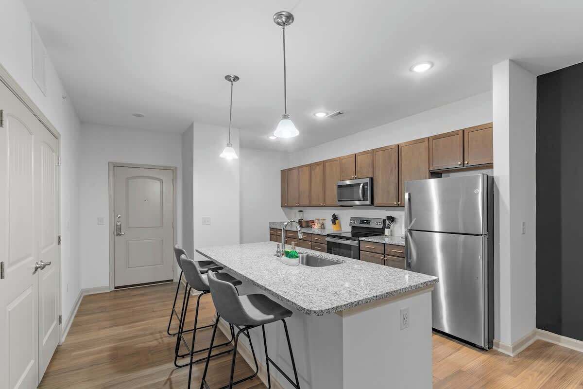 冷蔵庫、電子レンジ、オーブン、コンロ