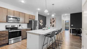 Kjøleskap, mikrobølgeovn, ovn og kokeplater