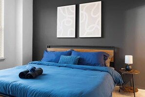 3 habitaciones, tabla de planchar con plancha, wifi y ropa de cama