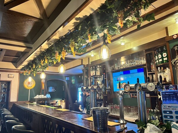 Bar (trong khuôn viên)