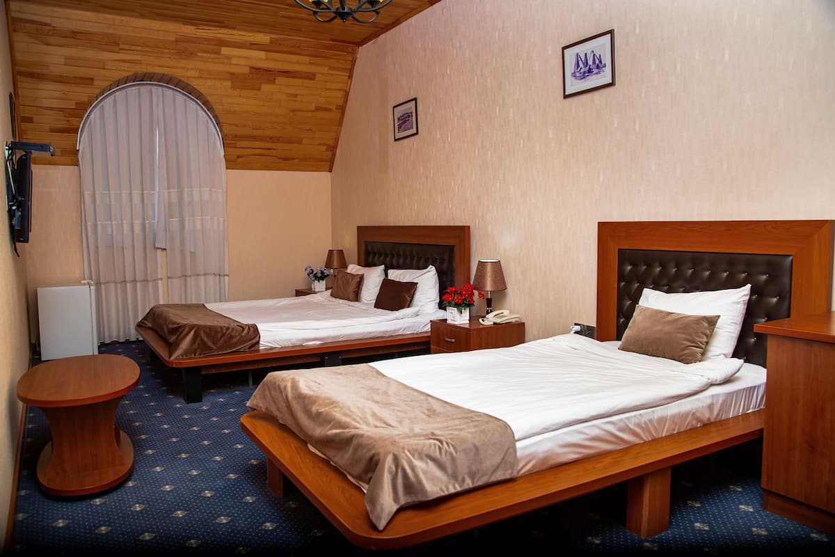 Tripla Standard, vista città | Biancheria da letto di alta qualità, minibar, tende oscuranti