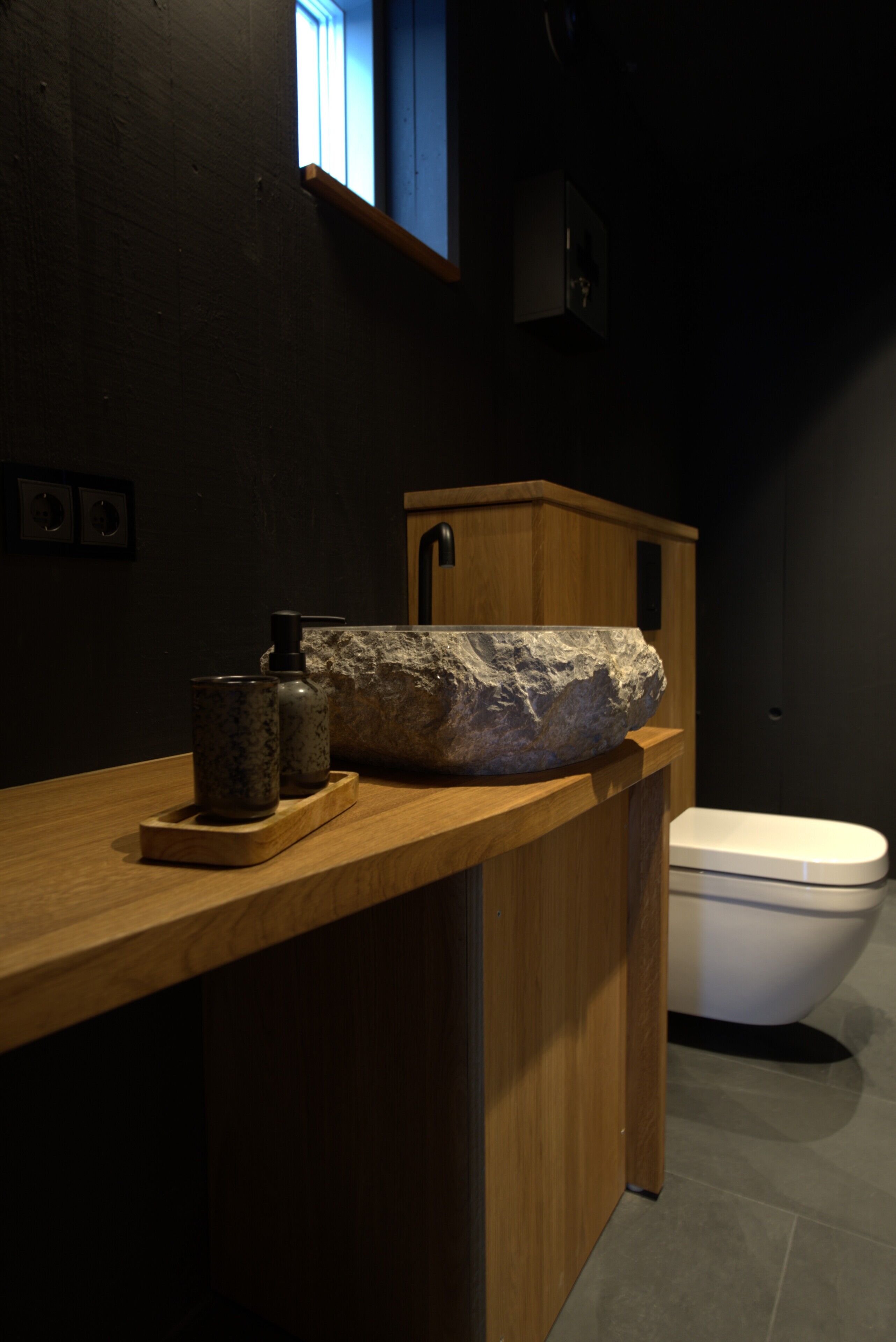 Douche, sèche-cheveux, serviettes fournies, papier toilette