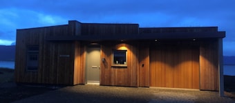 Bakkabud - modern house with panorama directly by the sea