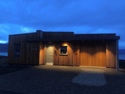 Bakkabud - modern house with panorama directly by the sea