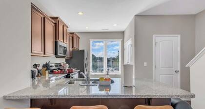 3BR Townhouse | King Bed | Garage | Near NC State