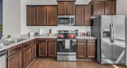 Luxe King 3BR Townhouse Mins Downtown!