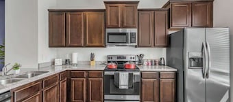 Luxe King 3BR Townhouse Mins Downtown!
