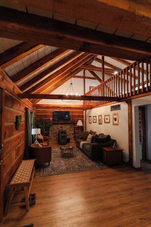 TV - Outdoors Sleeps7 Family Getaway Fun Arcade Villa (Rockbridge)