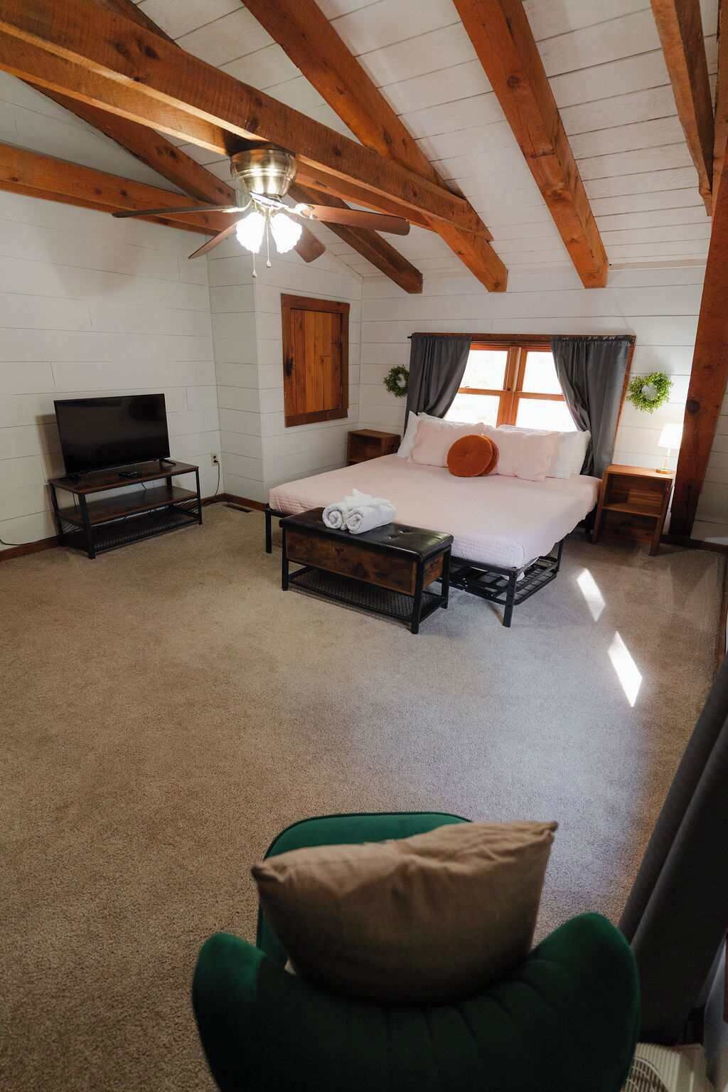 2 bedrooms, travel cot, WiFi, bed sheets