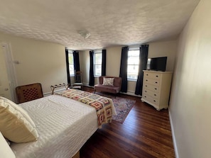 3 habitaciones, tabla de planchar con plancha, wifi y ropa de cama