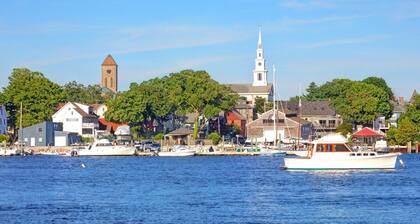 Seaside Stay in Historic Warren