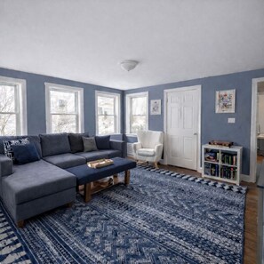 TV - Seaside Stay in Historic Warren (Warren)