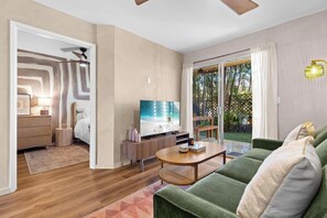 1 bedroom, iron/ironing board, travel crib, WiFi - Casa Aloha Designer Condo w Oceanfront Pool (Kailua-Kona)