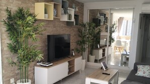 Apartment | Living room - Family-friendly Stay by Levante Beach (Benidorm)