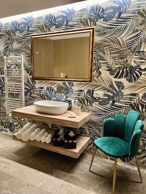 Deluxe Apartment | Bathroom | Hair dryer, slippers, towels, soap
