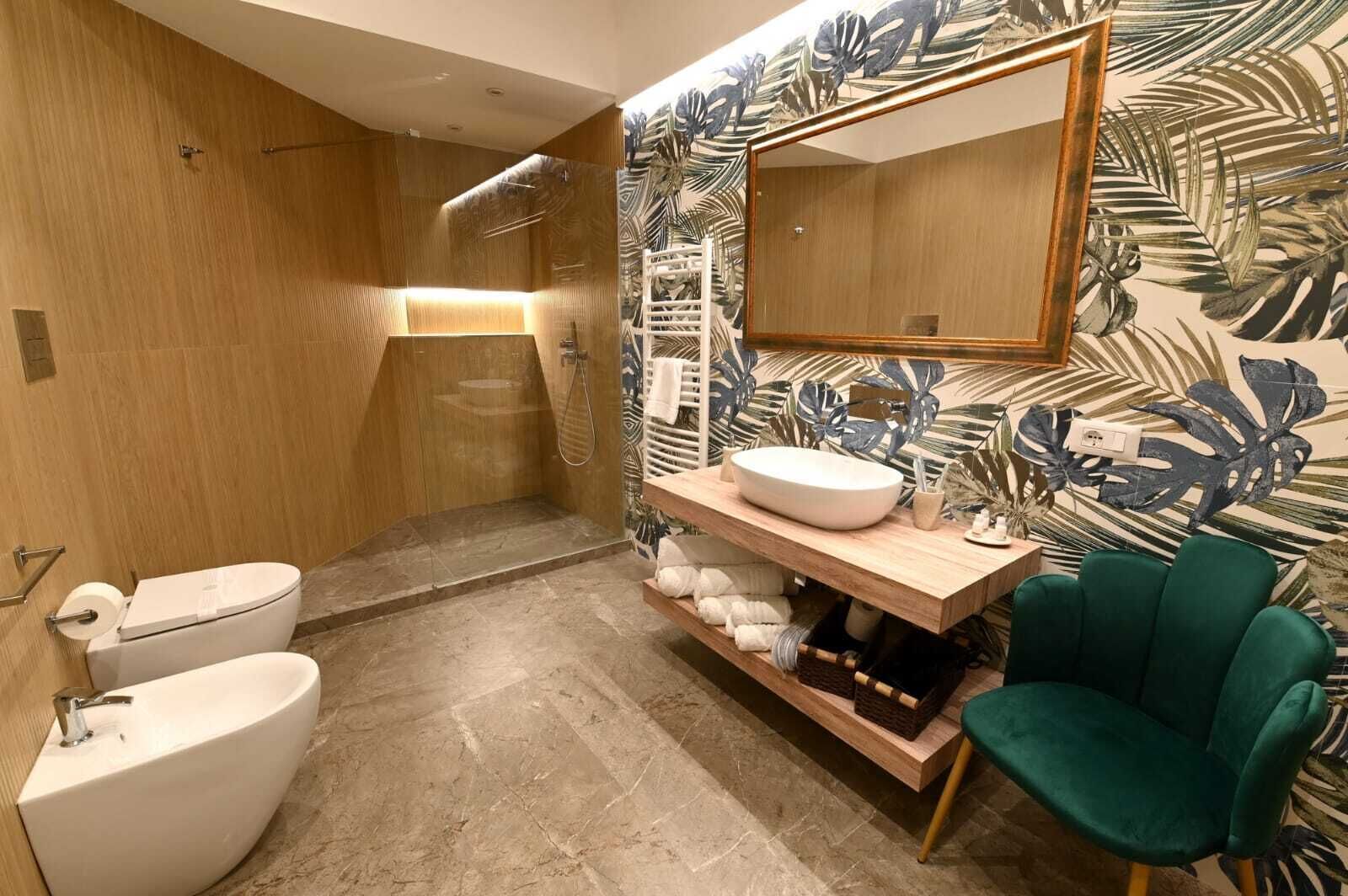 Ein modernes Badezimmer mit Dusche, Toilette und Waschbecken.