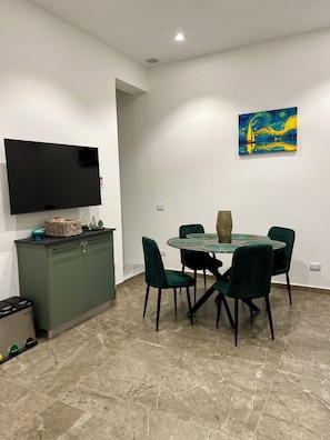 Deluxe Apartment | Private kitchen | Full-size fridge, microwave, oven, stovetop