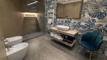 Deluxe Apartment | Bathroom | Hair dryer, bathrobes, slippers, towels