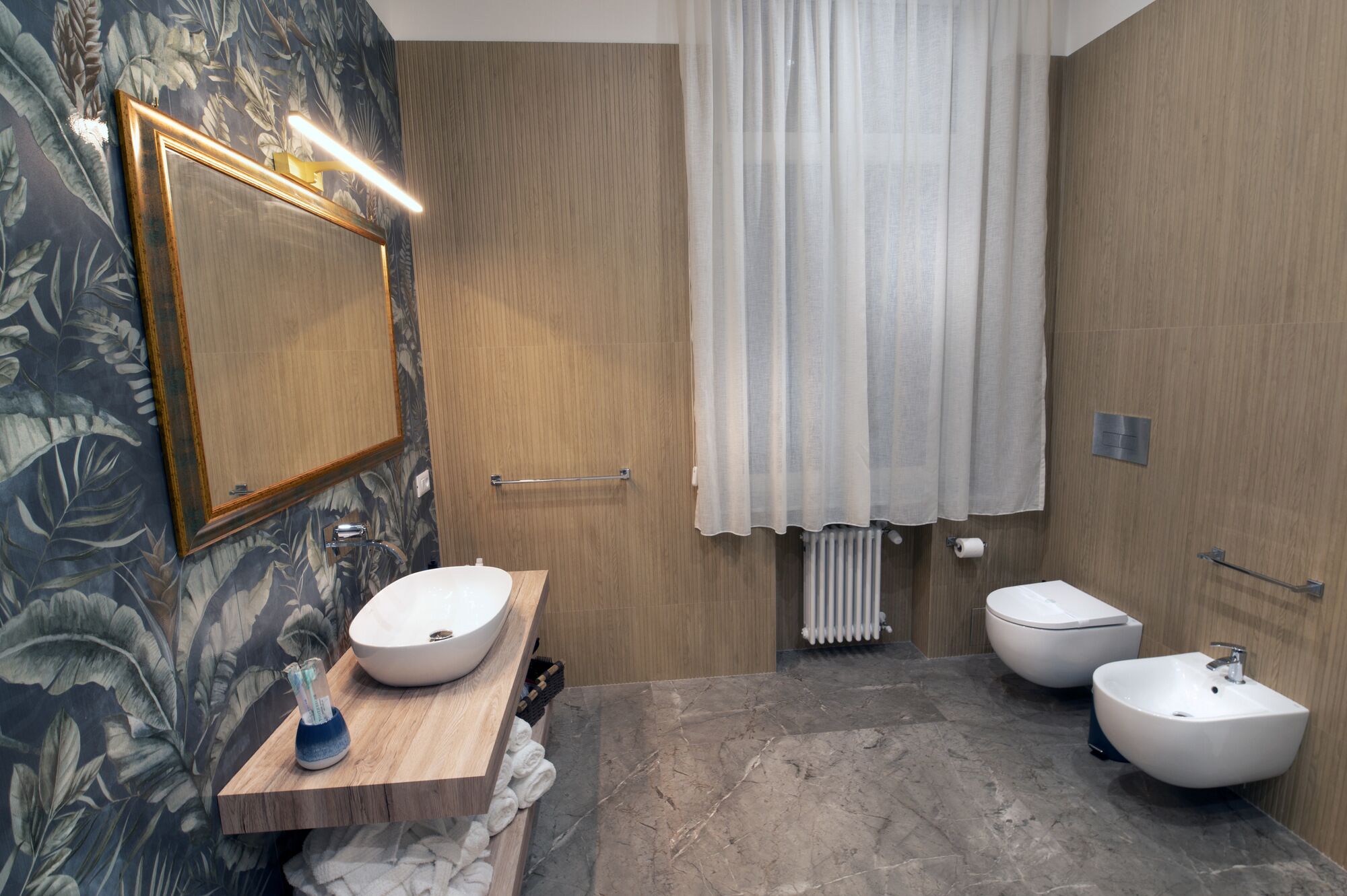 Apartament de luxe | Bany | Assecador de cabells, barnussos, sabatilles i tovalloles 