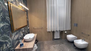 Apartament de luxe | Bany | Assecador de cabells, barnussos, sabatilles i tovalloles